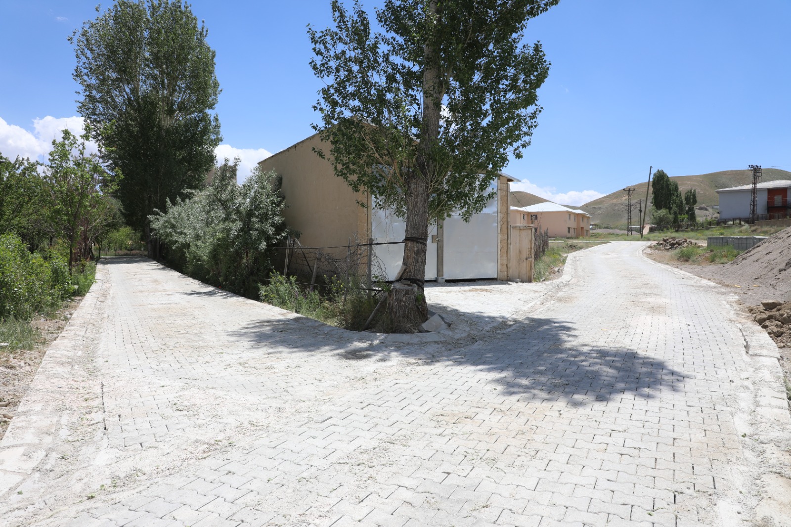 Gürpınar Belediyesi Hoşab Mahallesini Parke Taşıyla Buluşturdu