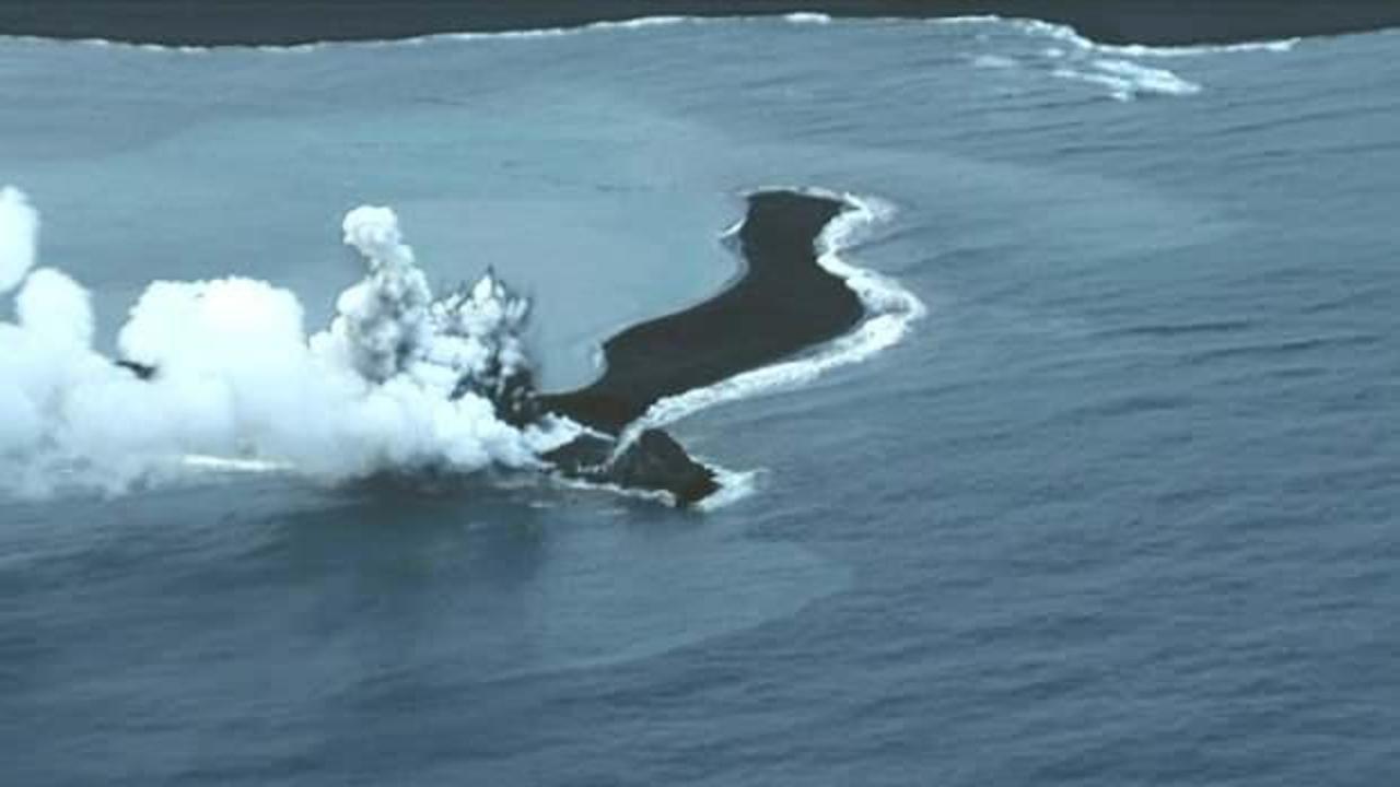 Japonya’da patlayan volkanda kaya parçaları yüzlerce metreye ulaştı