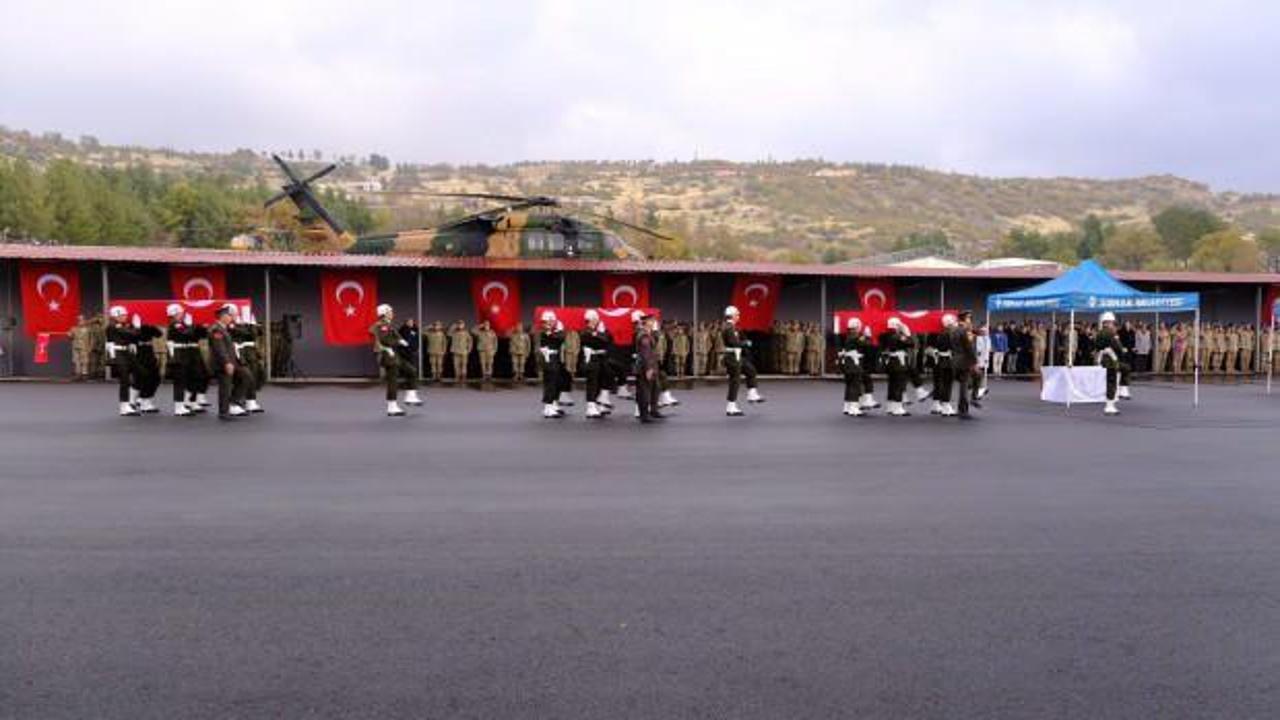 Kahraman şehitler için tören