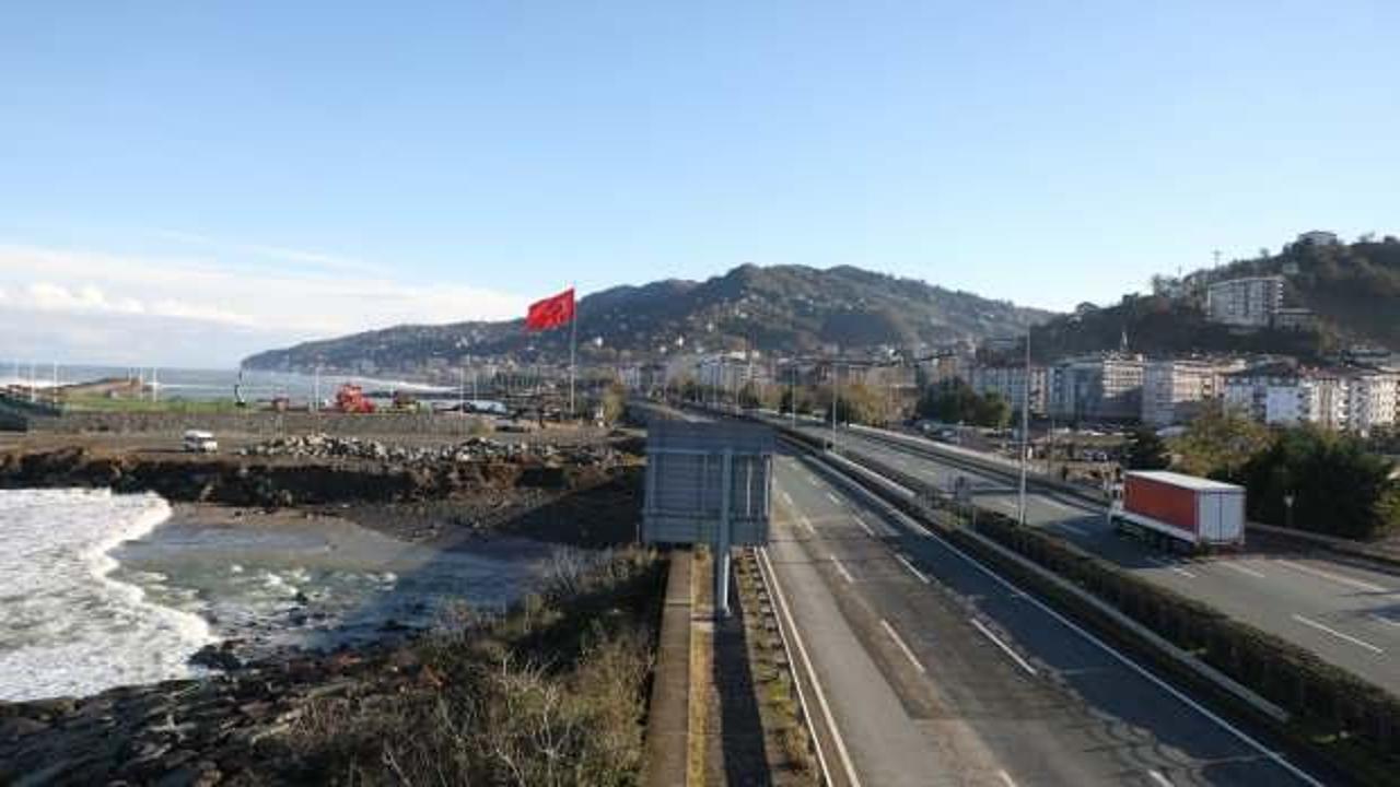 Dev dalgalar vurmuştu: Karadeniz Sahil Yolu Çayeli-Trabzon istikameti ulaşıma açıldı