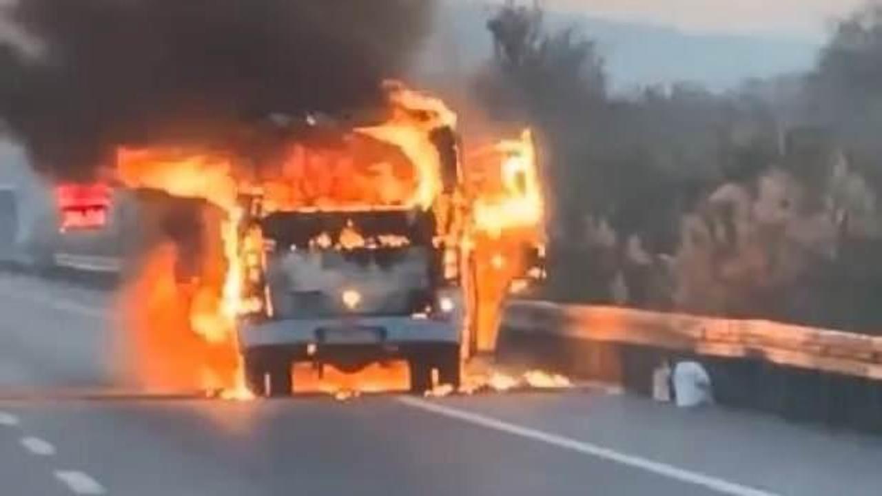 Mevsimlik işçi taşıyan servis alev alev yandı