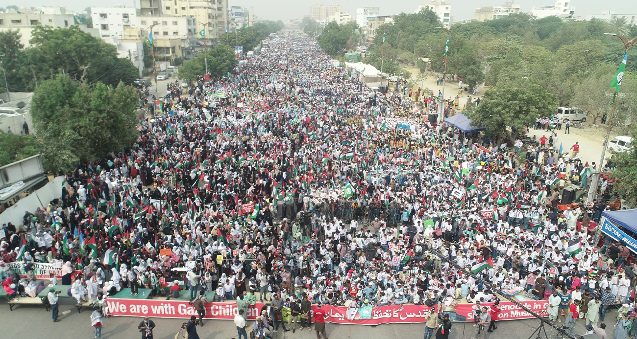 Pakistan’da binlerce öğrenciden Filistin’e destek yürüyüşü