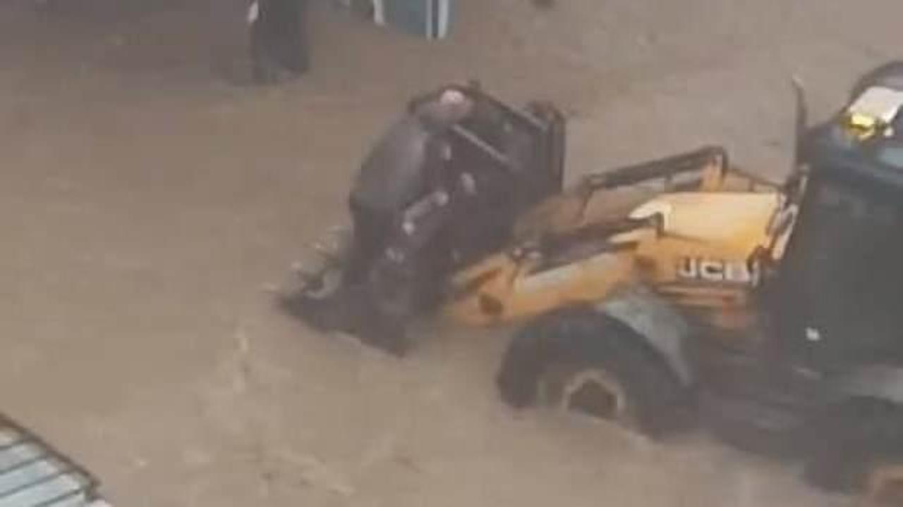 Su baskınlarında mahsur kalanlar kepçelerle kurtarıldı