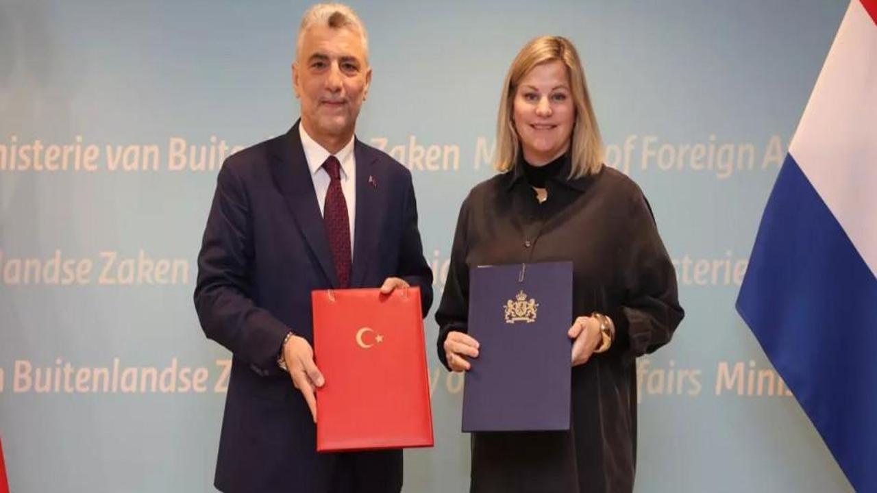 Türkiye ile Hollanda arasında imzalar atıldı