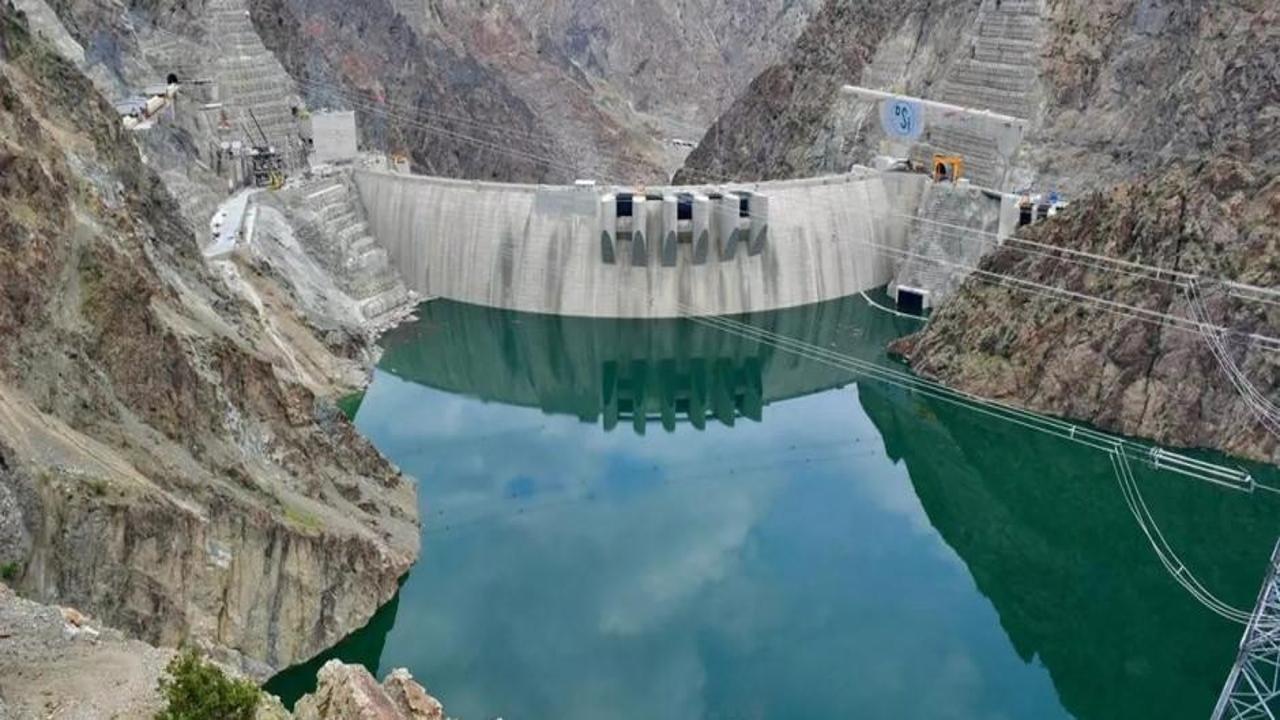 Türkiye’nin en büyük barajı elektrik üretimine başladı