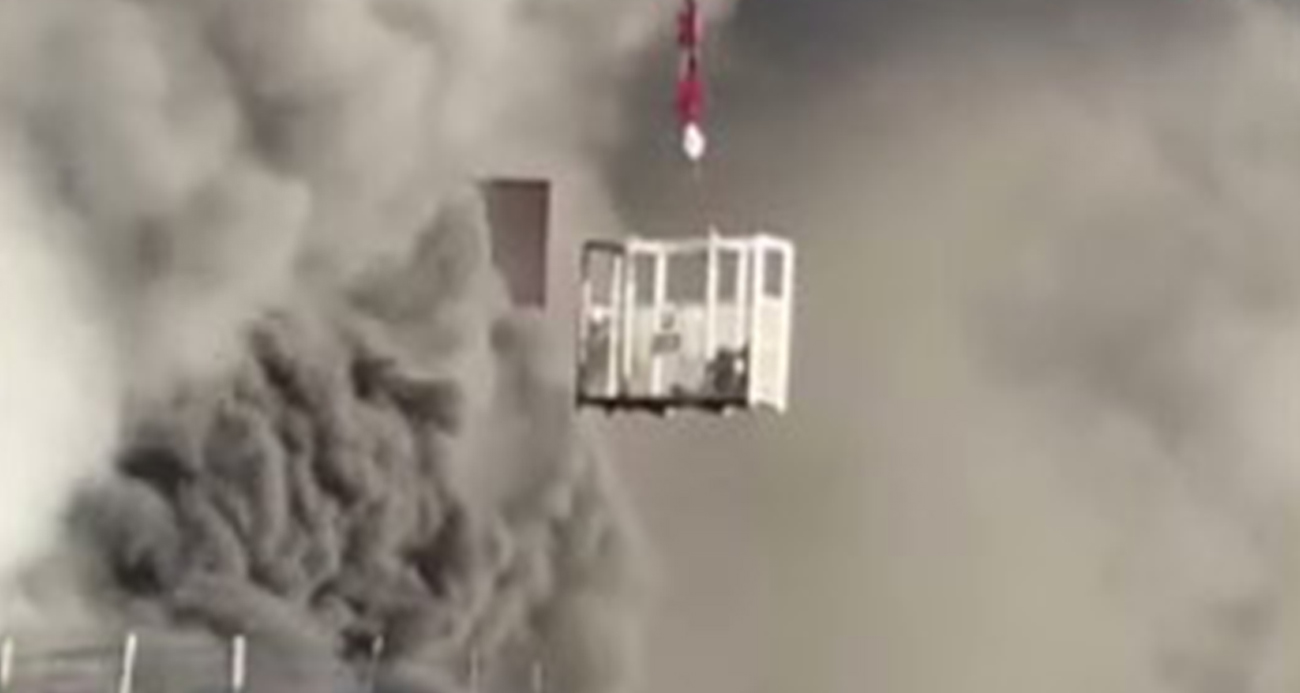 İngiltere’de işçi alevler içindeki binanın çatısından vinçle kurtarıldı