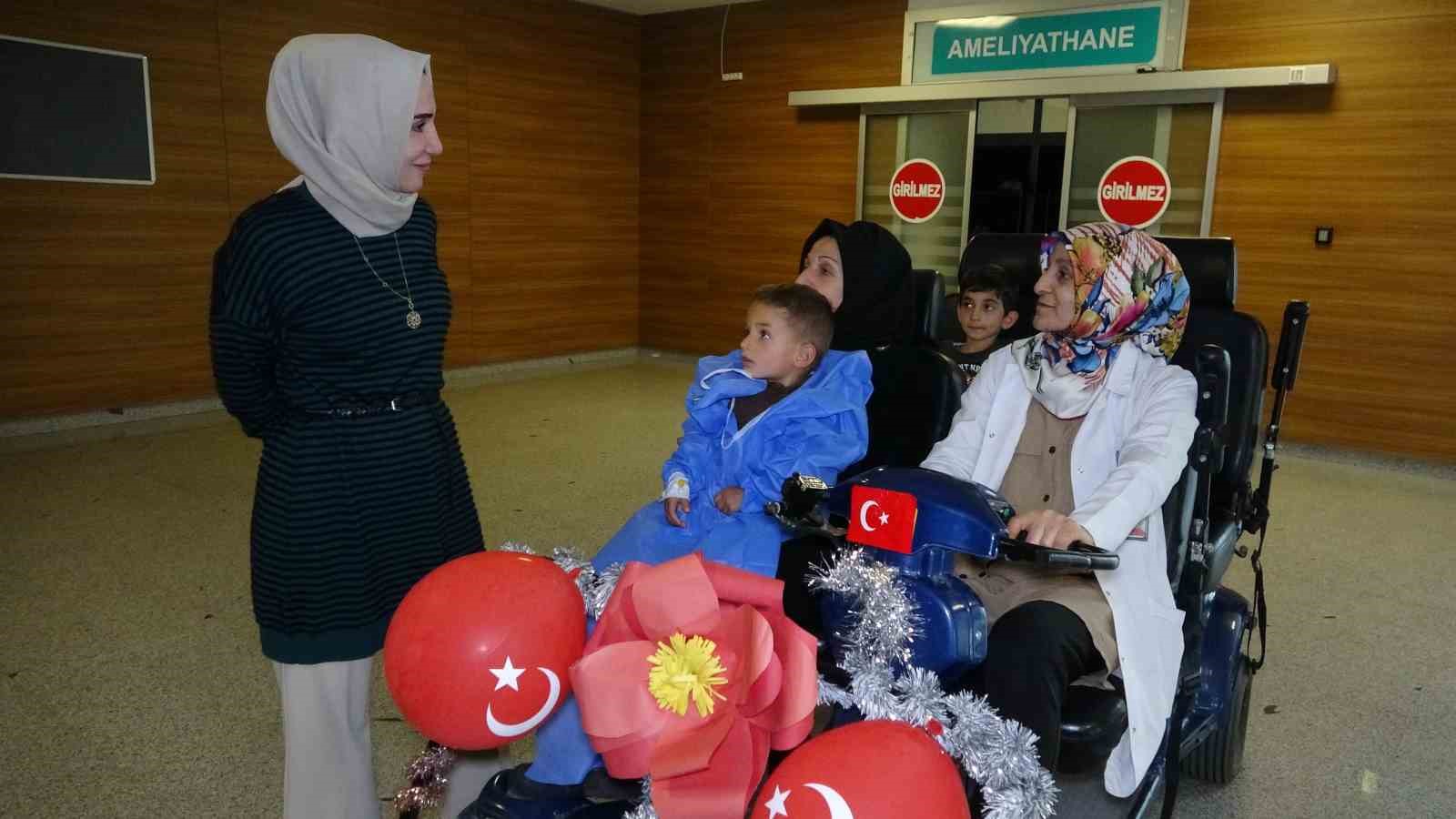 Van’da çocuklar ameliyata eğlenerek gidiyor