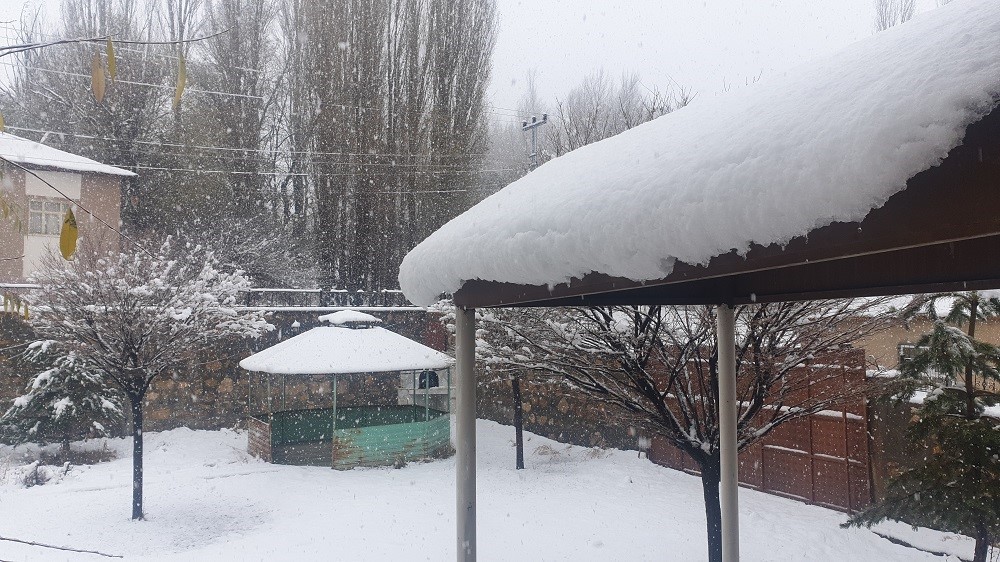 Van’da kar yağışı 7 yerleşim yerinin yolunu kapandı