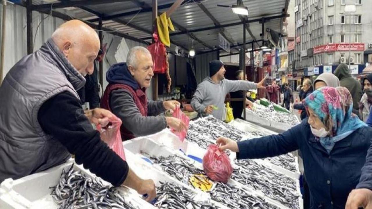 Vatandaşlar ucuz balığa akın etti
