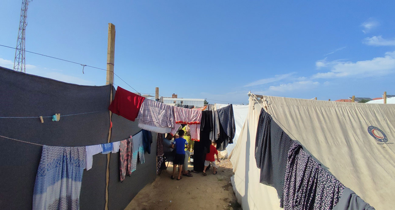 Çadır kampında kalan Filistinli kadın: “Nöbetleşe uyuyoruz”