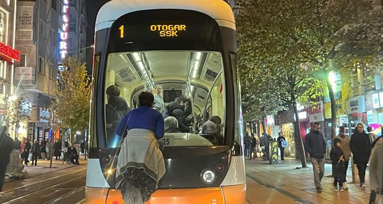 Tramvay arkasında tehlikeli yolculuk