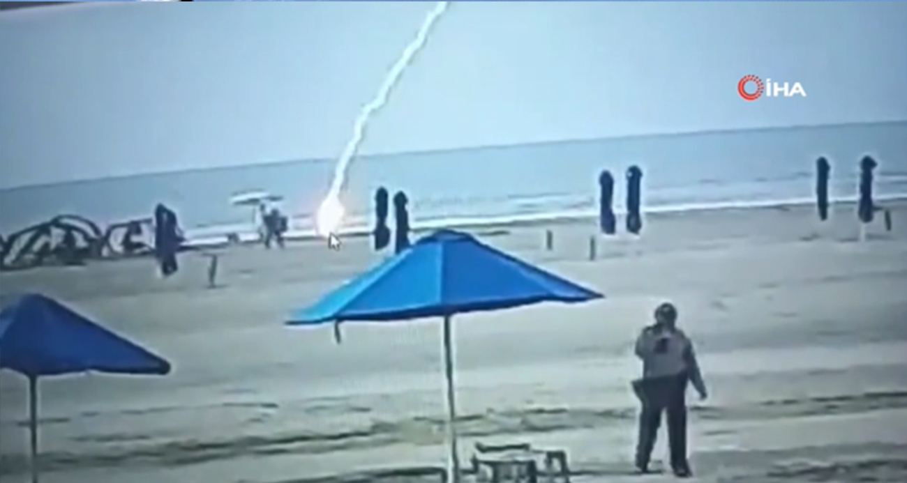 Kolombiya’da plajda yıldırımın isabet ettiği kadın hayatını kaybetti