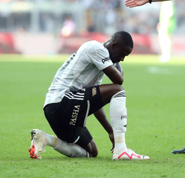 Yeni yönetimin hiç affı yok! Beşiktaş, kadro dışı bıraktığı yıldız futbolcunun sözleşmesini feshetti