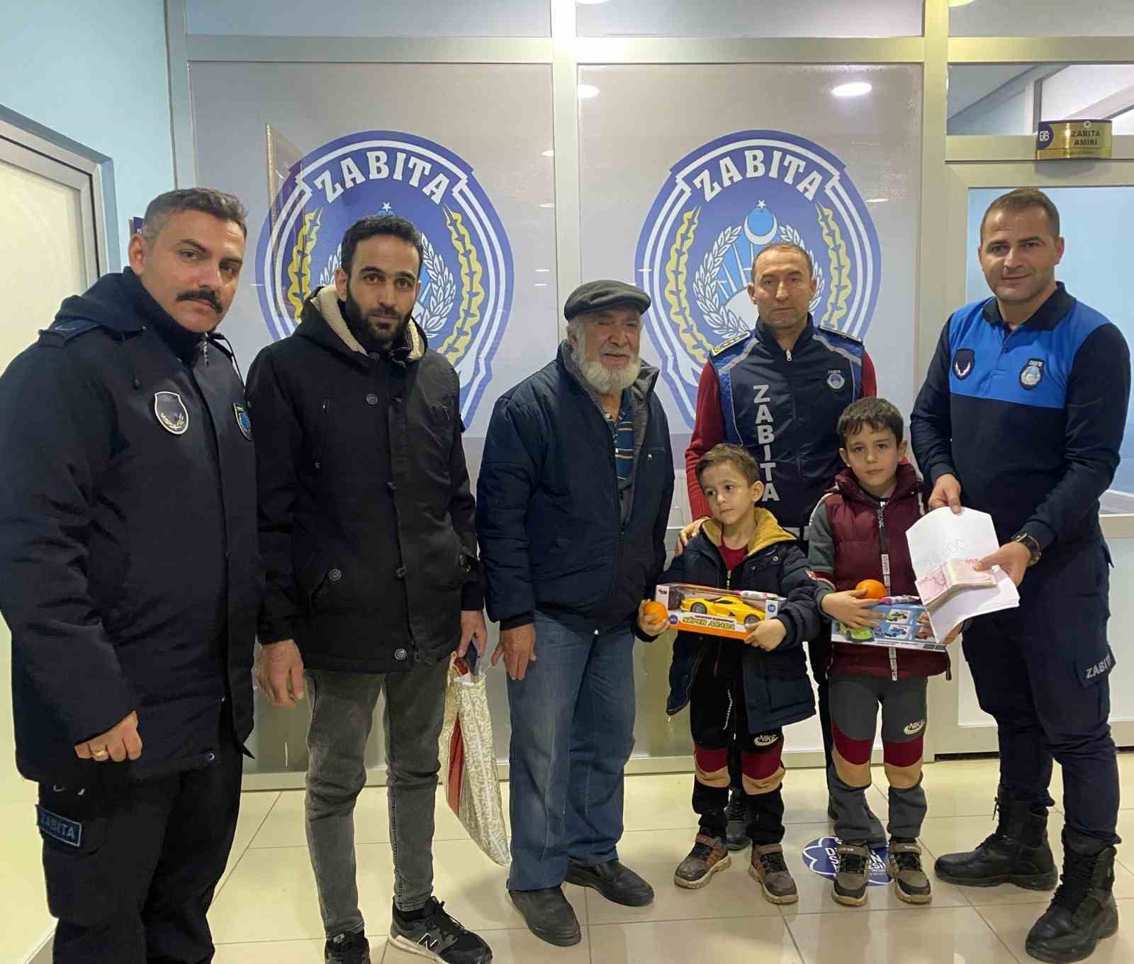 26 bin TL’yi bulan çocuklar parayı sahibine teslim etti