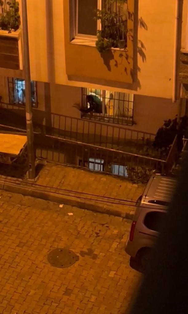 İstanbul’da madde bağımlısı genç annesini darp etti, mahalleli ayağa kalktı