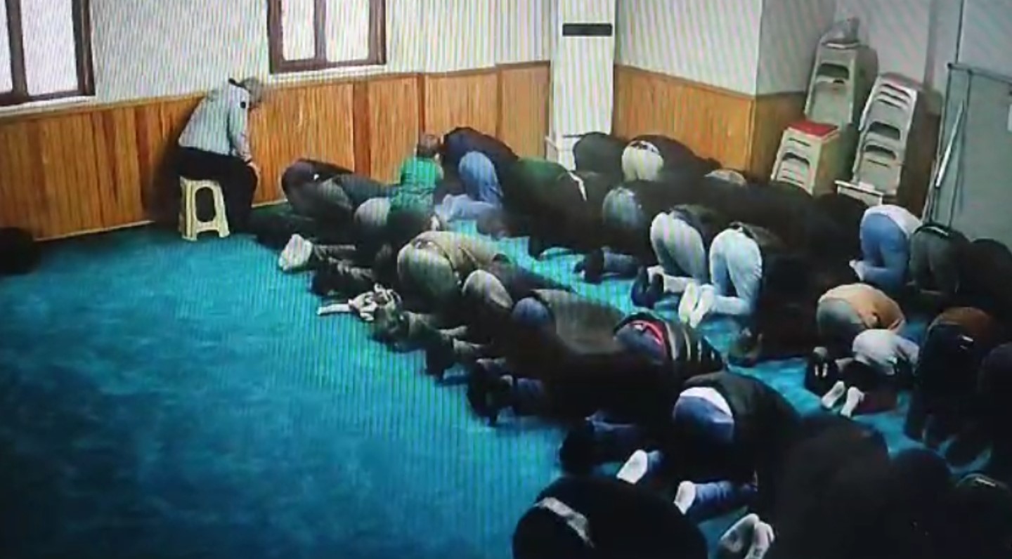 Sultangazi’de cuma namazı kılan babanın, oğlu ile imtihanı