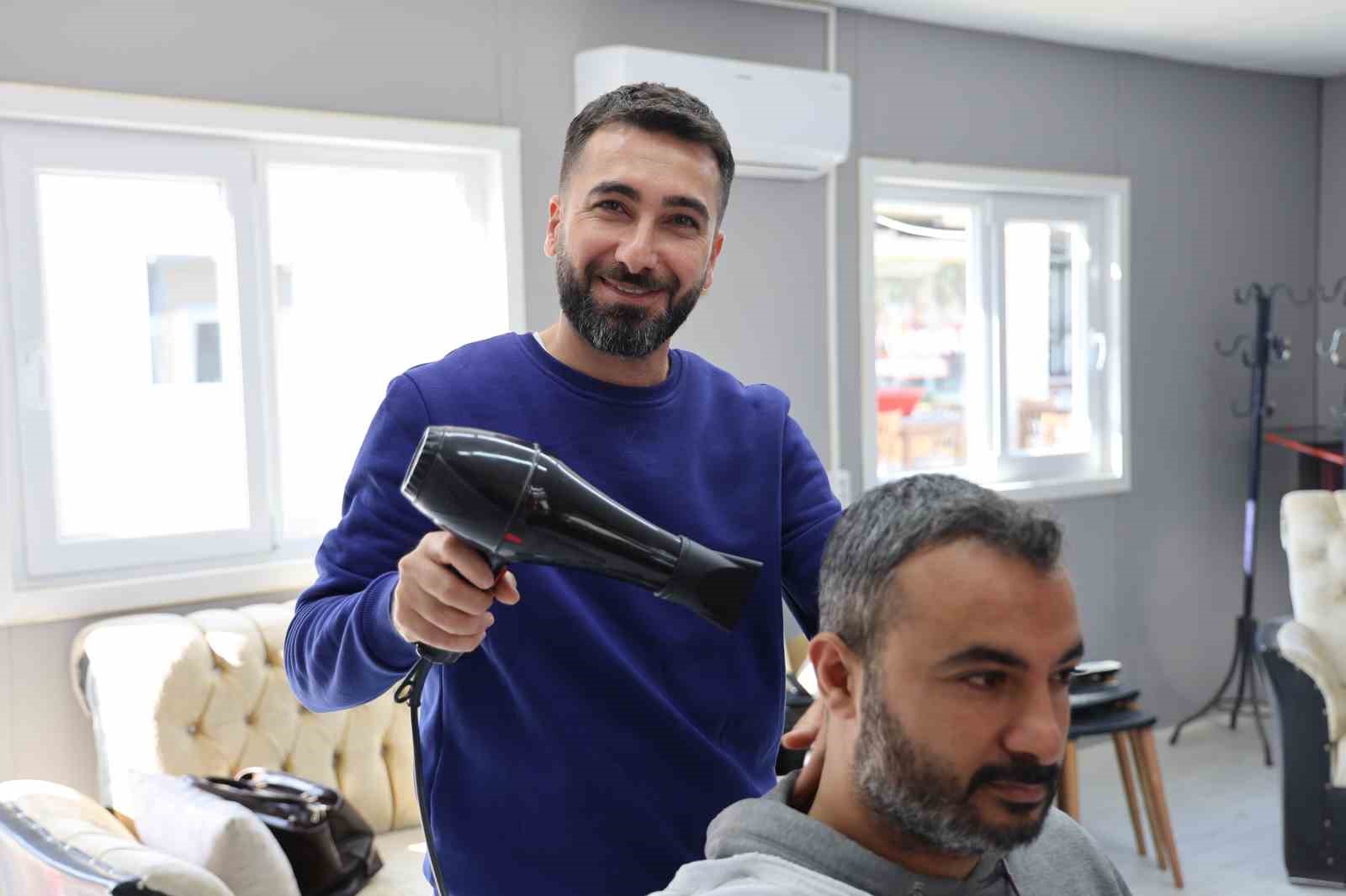 Türk Kızılay’ın desteği ile iş yeri sahibi olan berber, hayata umutla bakıyor