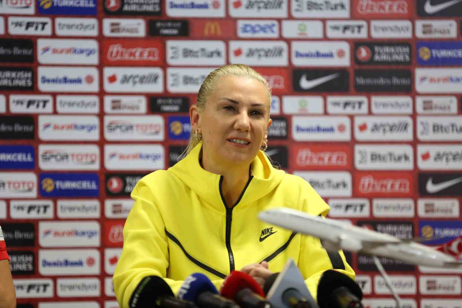 Necla Kıragası: “Kadın futbolunun tarihi bu kızlarla yazılıyor”