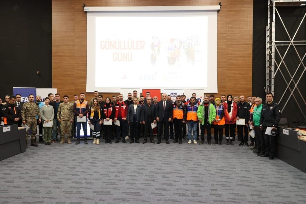 6 Şubat depremlerinde görev yapan gönüllülere “teşekkür” belgesi verildi