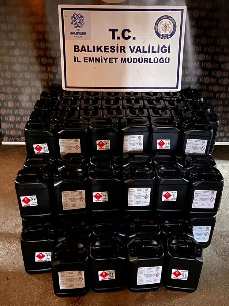 Edremit’te polisin aramasında 470 litre etil alkol ele geçirildi