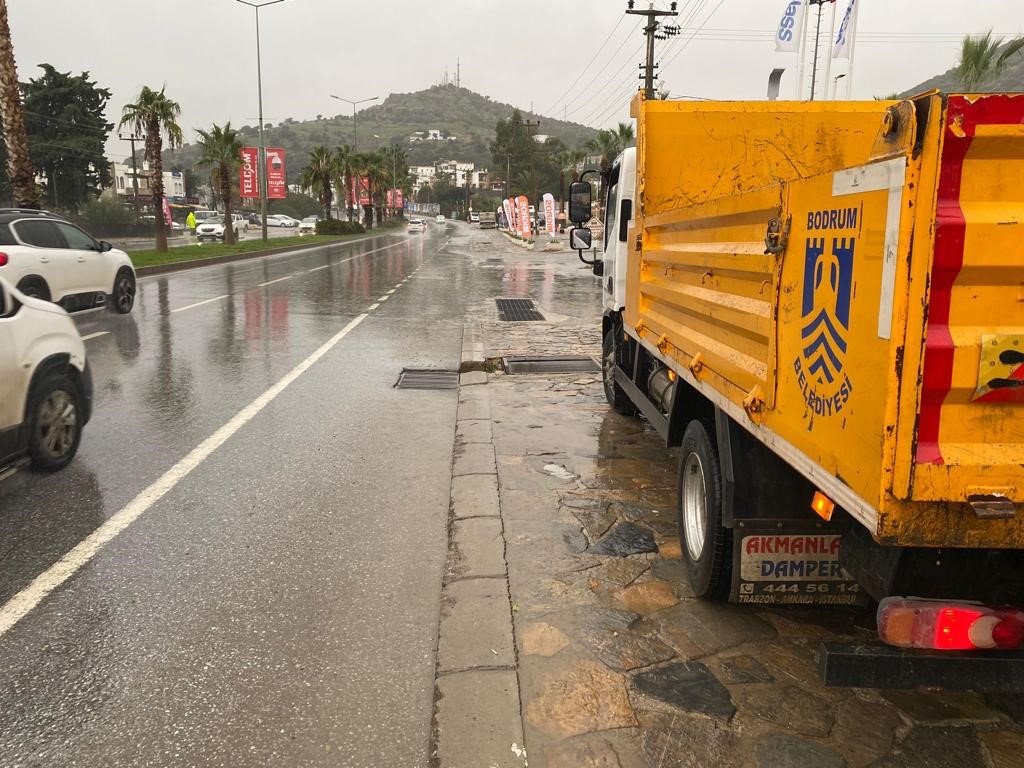 Bodrum’da belediye ekipleri yağmur mesaisinde