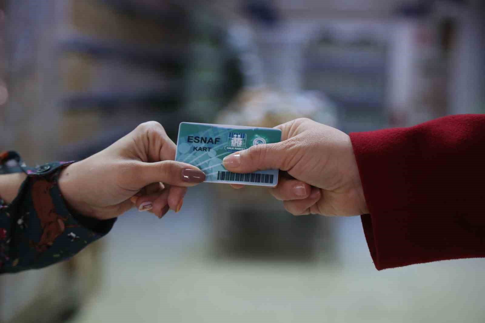 Bu markette para da kredi kartı da geçmiyor