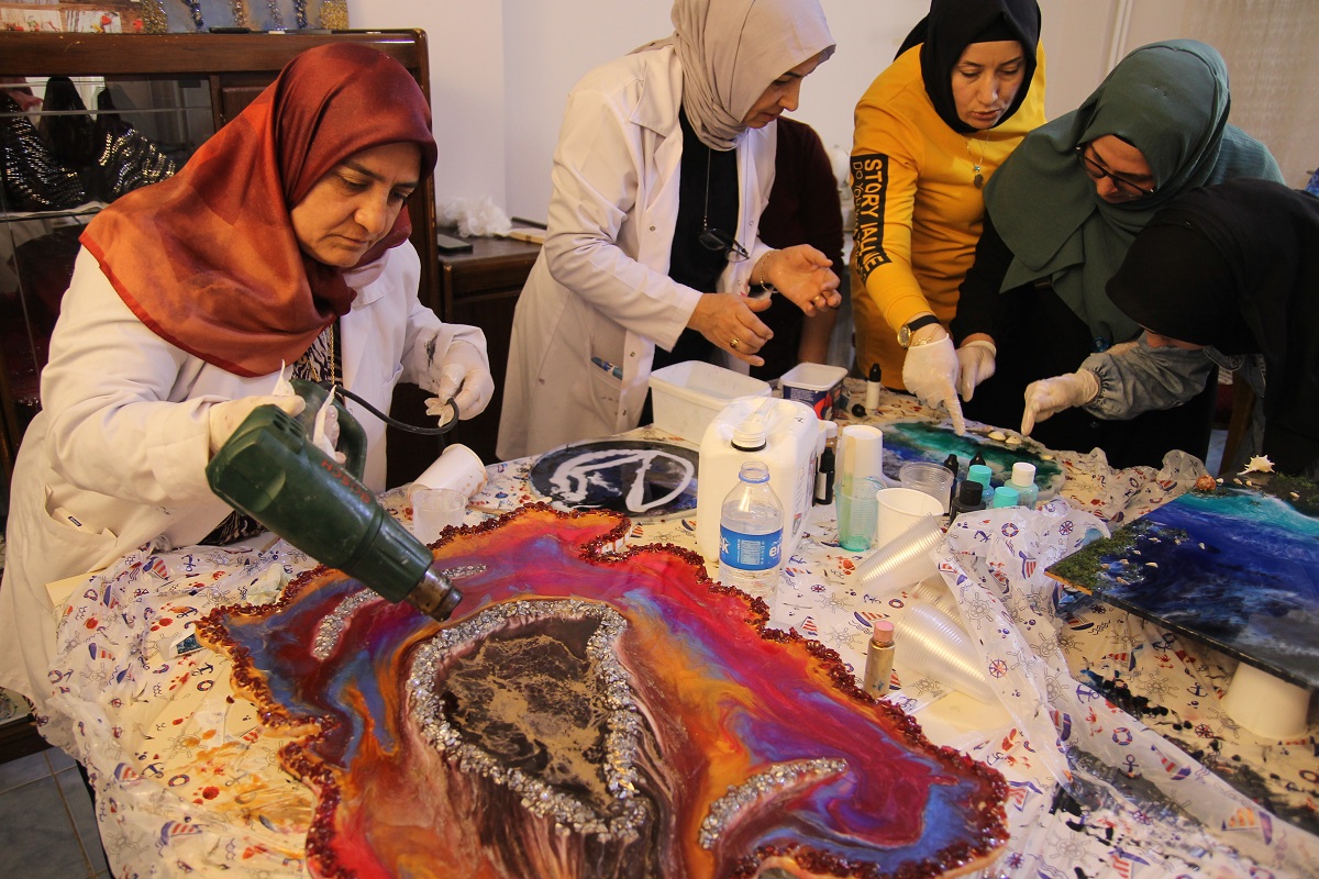 Vanlı kadınlar el emekleri ile aile bütçelerine katkı sunuyor