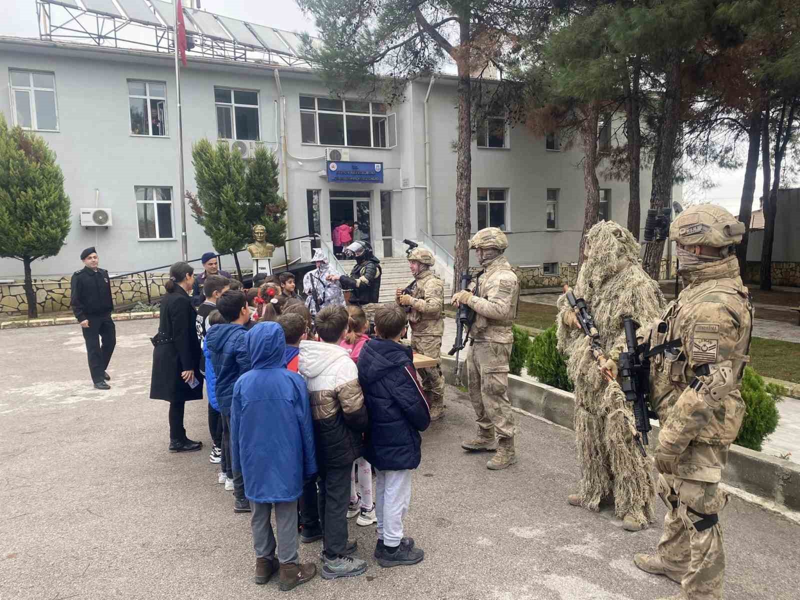 Öğrencilere Jandarmayı Tanıttılar