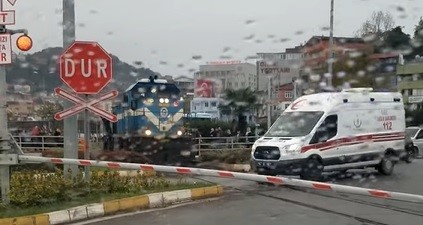 Ambulansa yol veren trenin makinisti plaketle ödüllendirildi