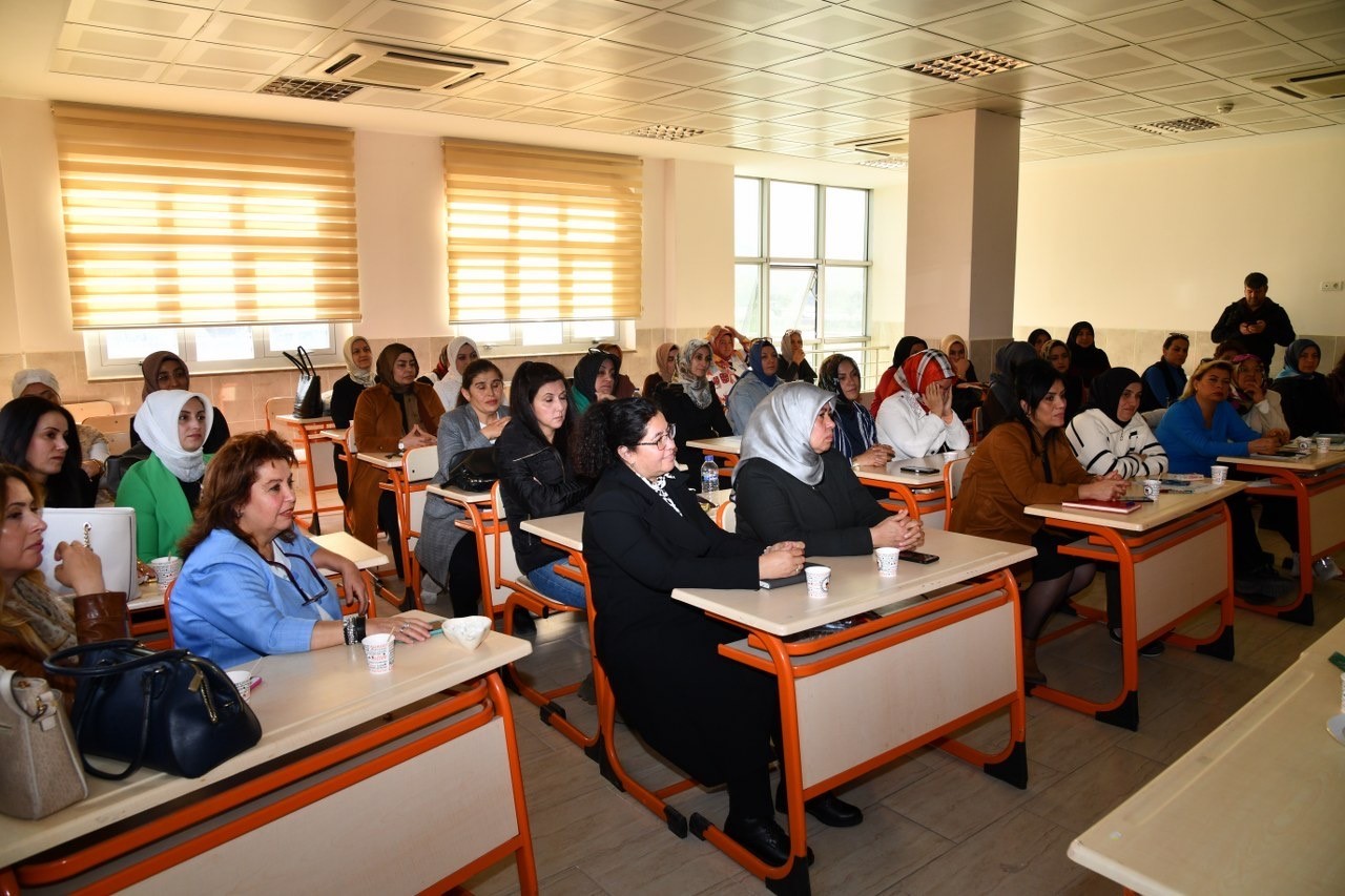 Usta öğreticilere, turistik ve hediyelik eşya tasarım eğitimi