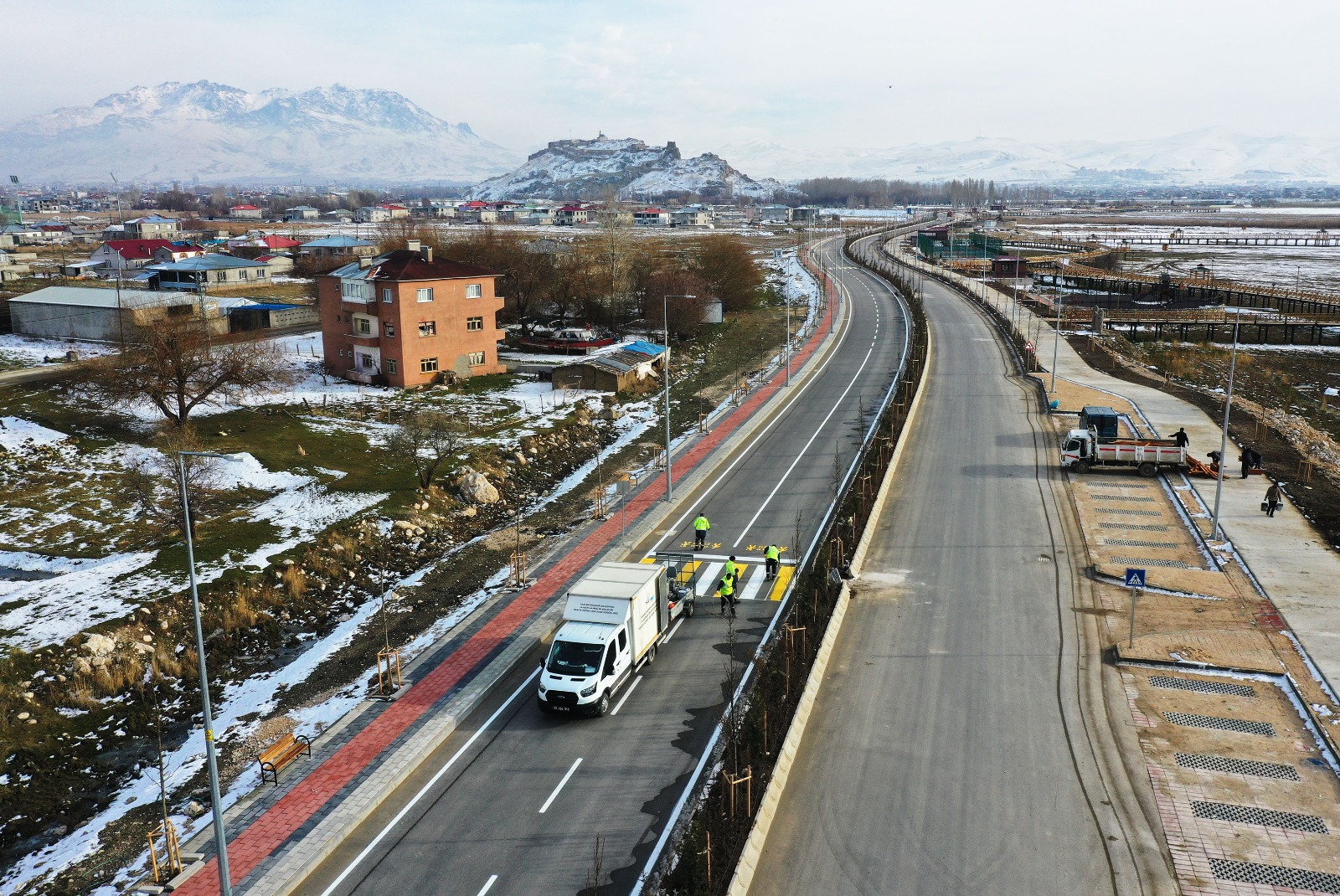 Van Gölü Sahil Yolu’da çizgi çalışmaları yapılıyor