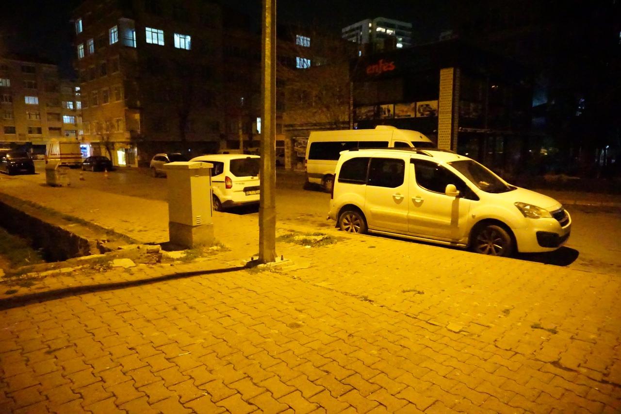 Baba ile oğlu, husumetlileri tarafından bıçaklandı