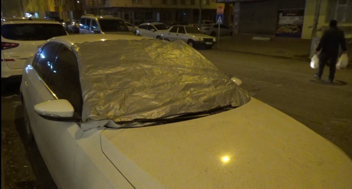 Kars’ta araçlara halılı, battaniyeli soğuk önlemi