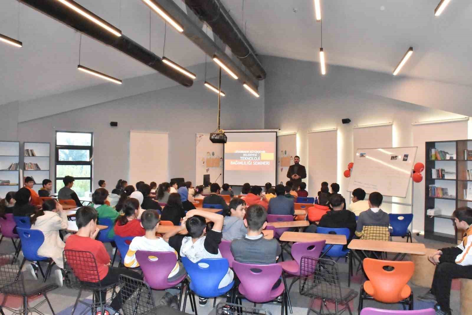 Öğrencilere teknolojik bağımlılık semineri