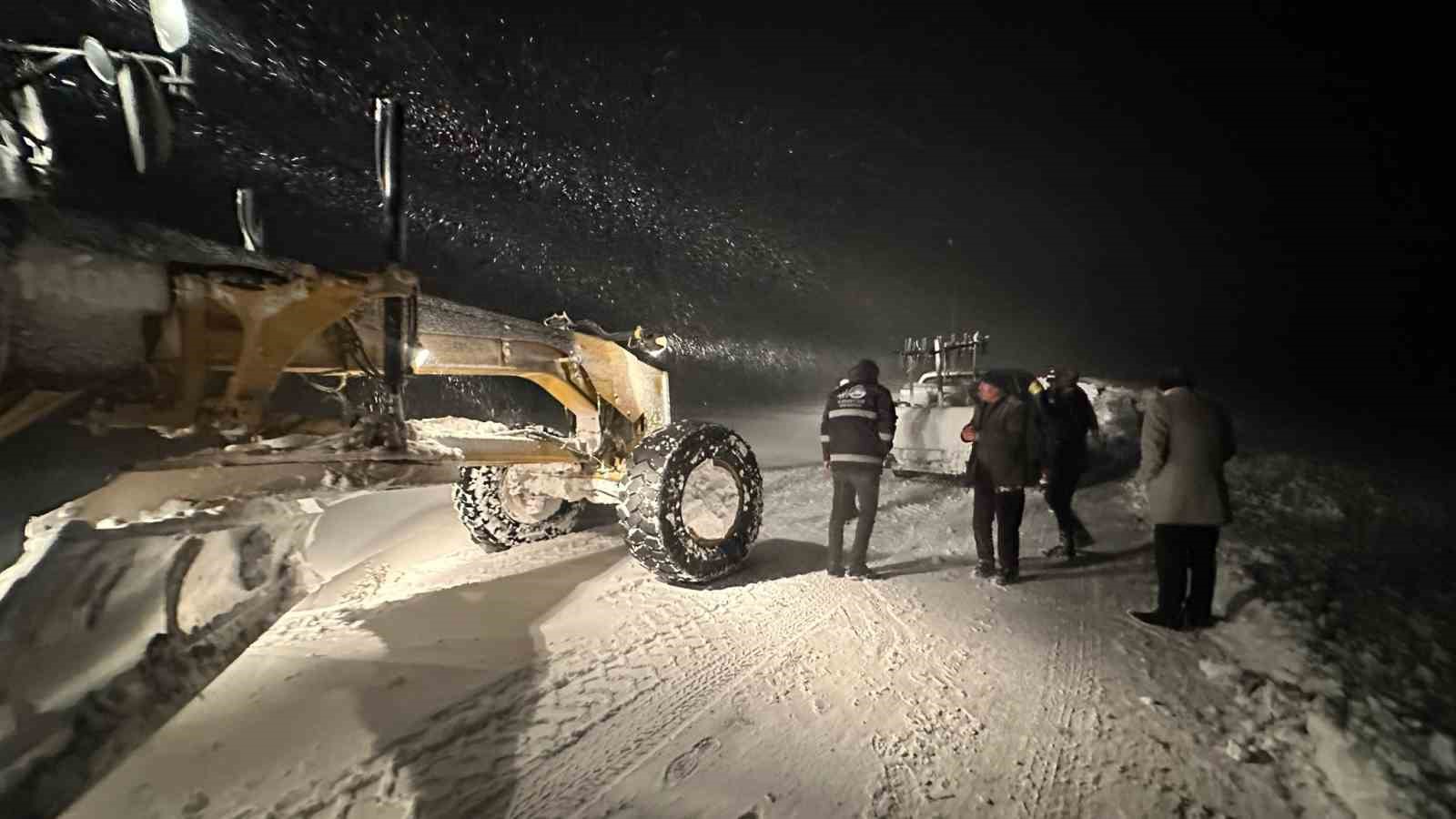 Karda mahsur kalanların imdadına belediye ekipleri yetişti