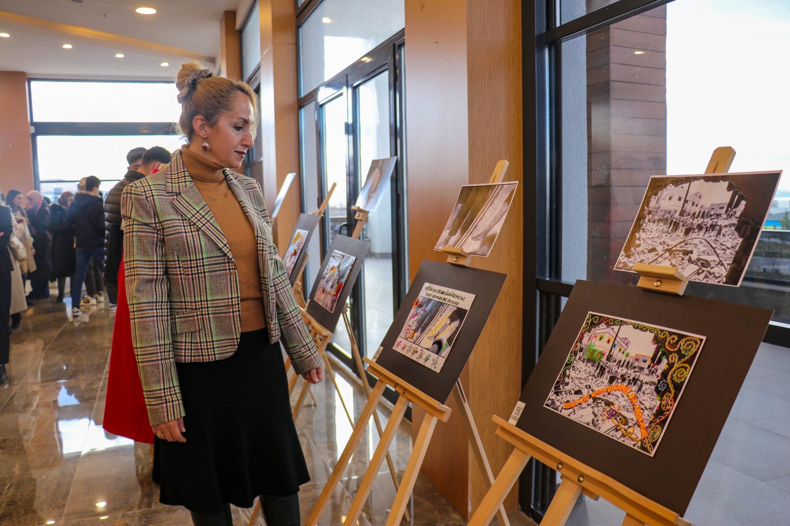 Van YYÜ’den ‘Filistin İçin Bir Parça Nakış Çokça Umut’ sergisi