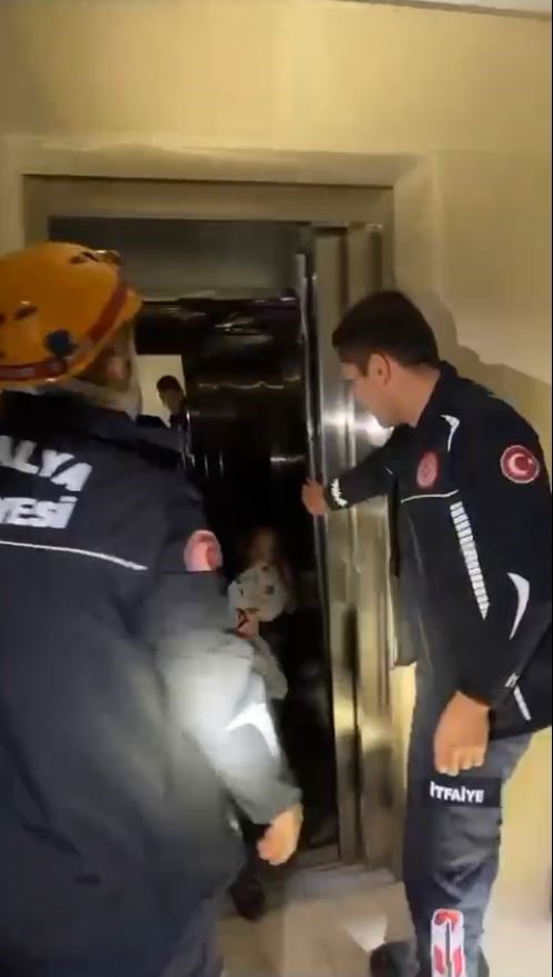 Mahsur kaldıkları asansörde panik yaşadılar, yardımlarına itfaiye ekipleri koştu
