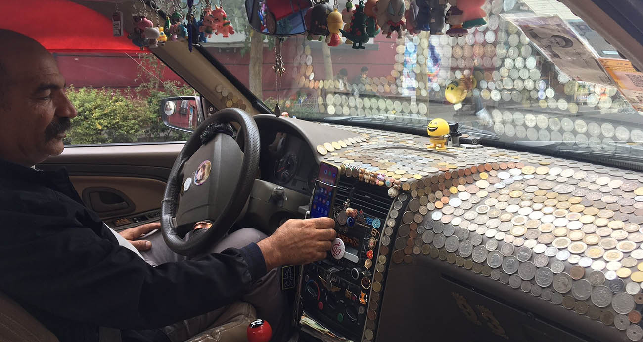 İranlı taksicinin “Seyyar para müzesi” yolcularına keyifli anlar yaşatıyor