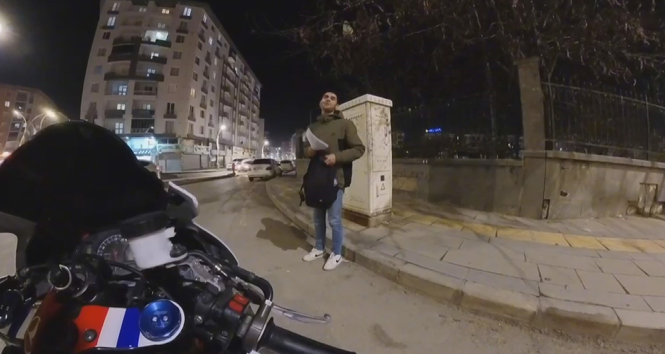 Böyle inat görülmedi: Vanlı gençlerin ‘önce sen geç’ inadı bir saat sürdü