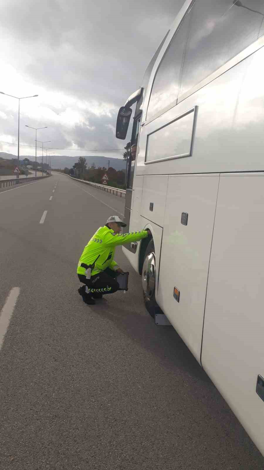 Trafik polislerinden kış lastiği denetimi