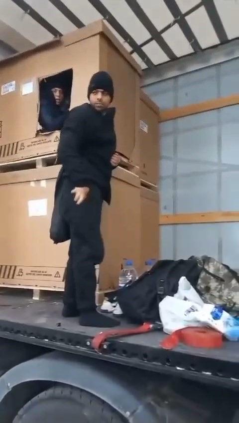 Kocaeli'nde bir tuhaf olay! Tır dorsesindeki kutudan mülteci çıktı