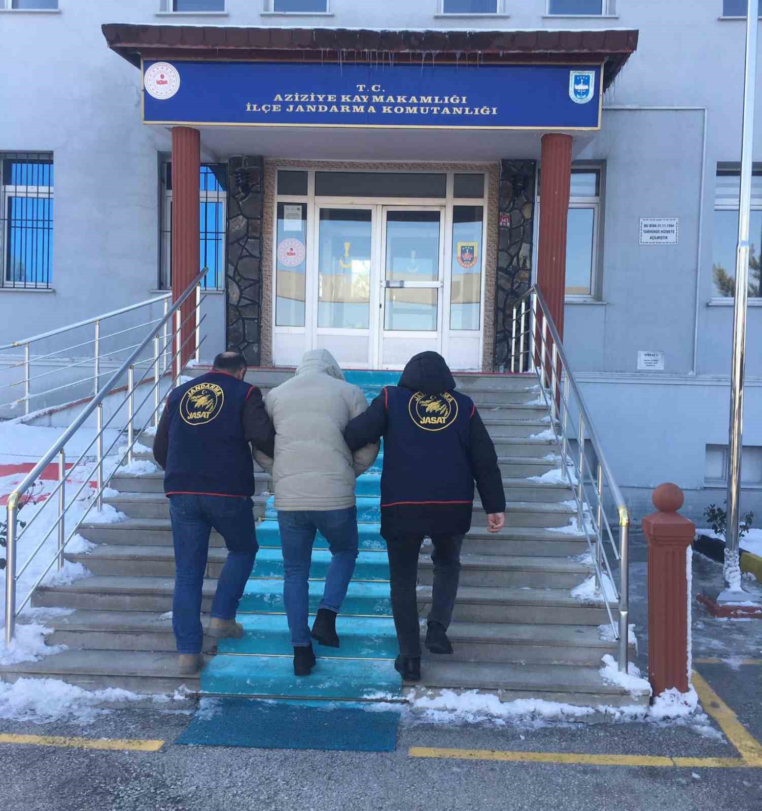 Aranan şahıslar jandarmadan kaçamadı