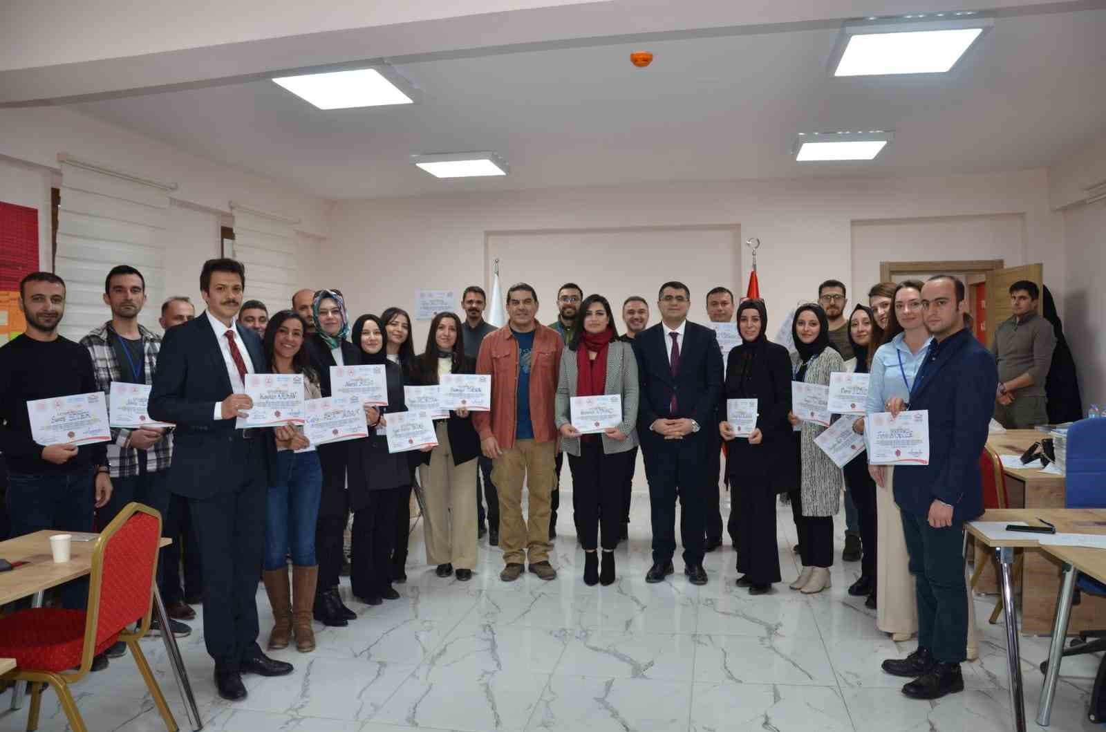 Yazma eğitimi katılımcılarına sertifikaları verildi
