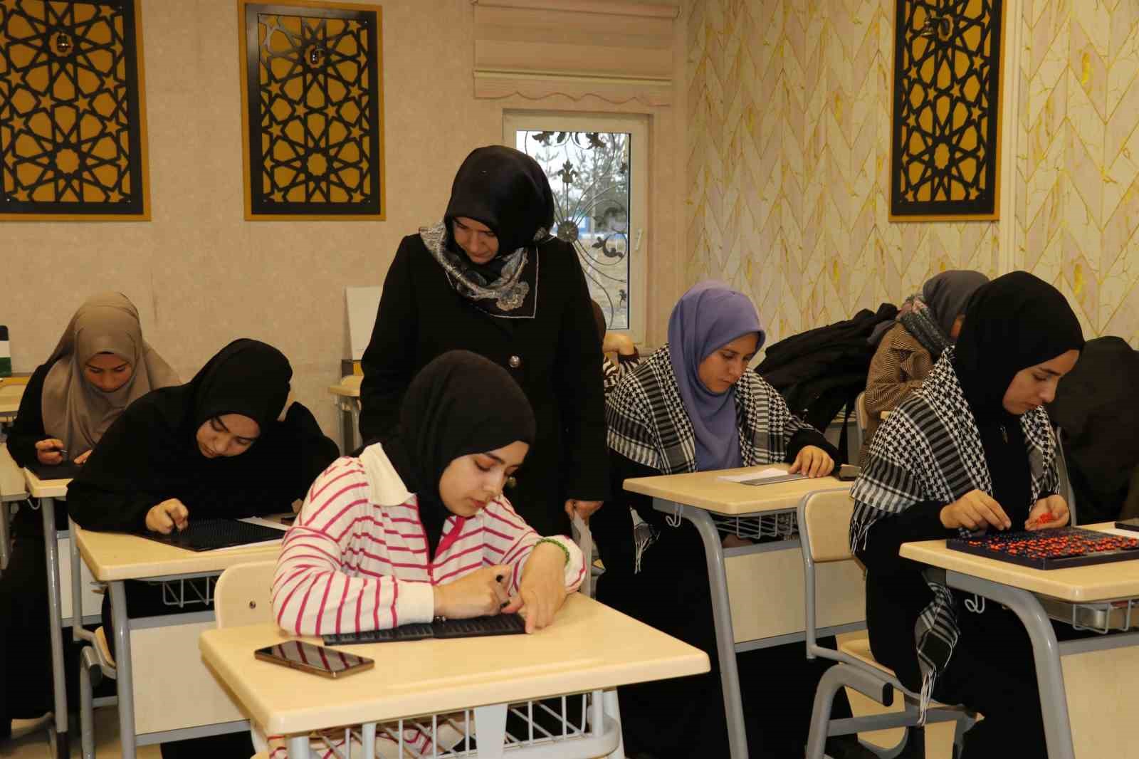 Üniversite öğrencileri görme engelliler için Braille yazı sistemini öğreniyor