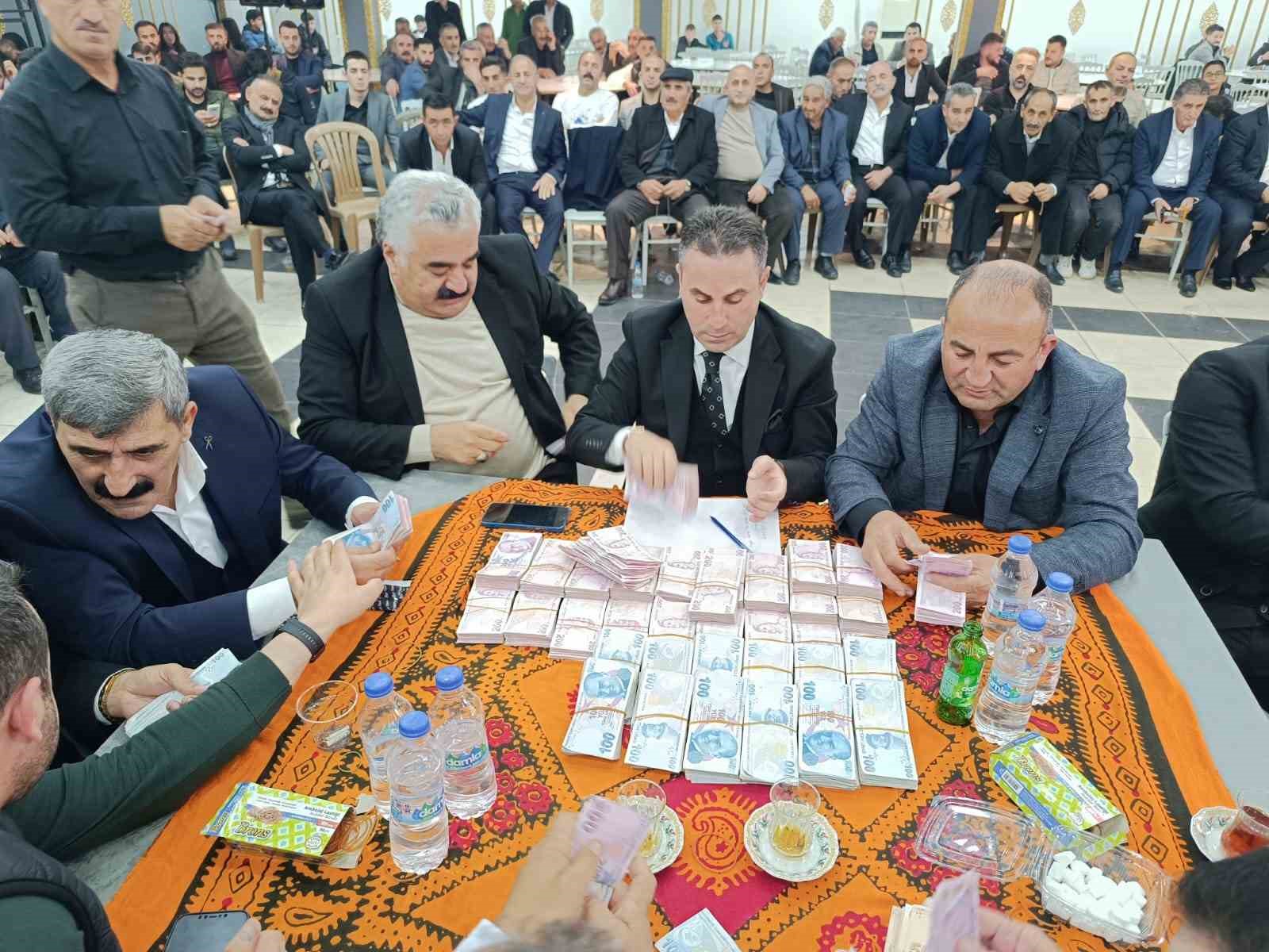 Aşiret düğününde 100 koyun kesildi: Geline kilolarca altın, damada ise milyonlarca lira takıldı