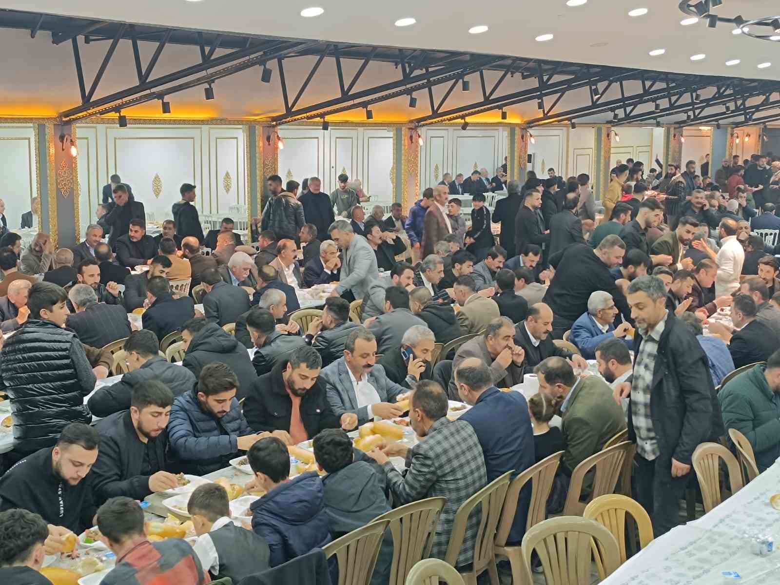 Aşiret düğününde 100 koyun kesildi: Geline kilolarca altın, damada ise milyonlarca lira takıldı