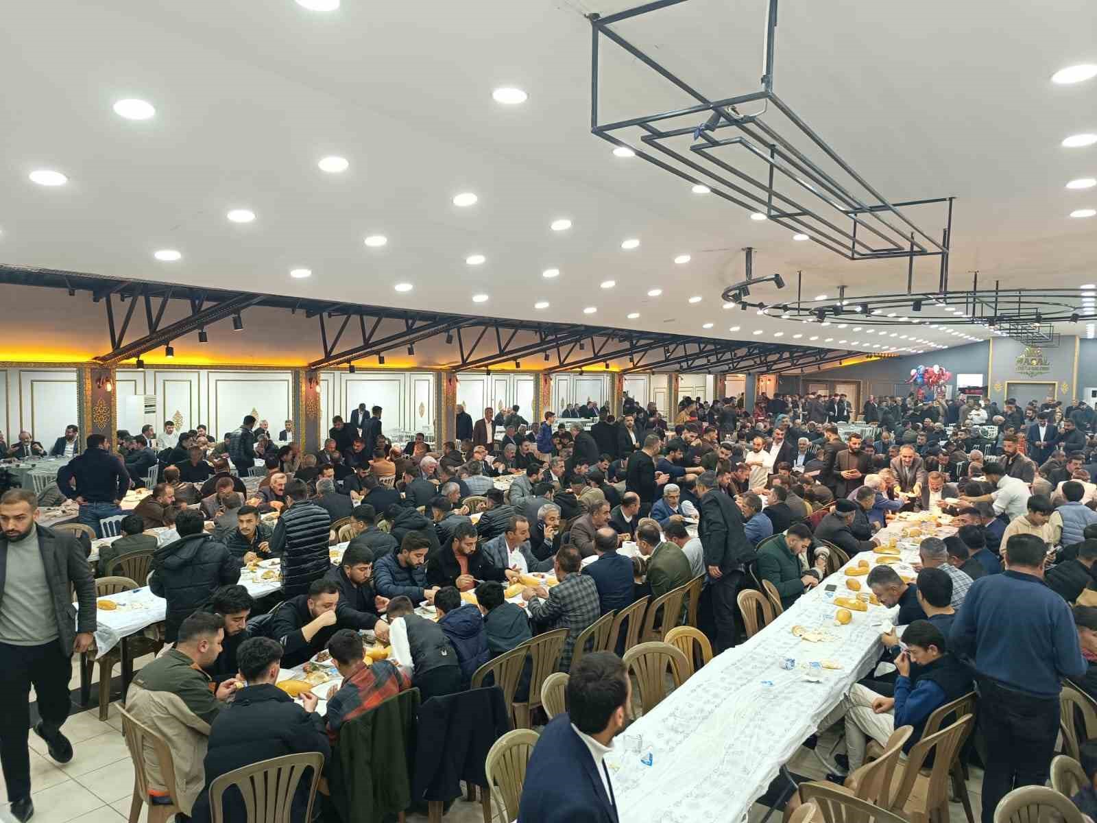 Aşiret düğününde 100 koyun kesildi: Geline kilolarca altın, damada ise milyonlarca lira takıldı