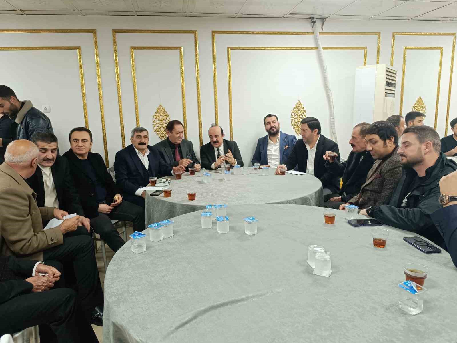 Aşiret düğününde 100 koyun kesildi: Geline kilolarca altın, damada ise milyonlarca lira takıldı