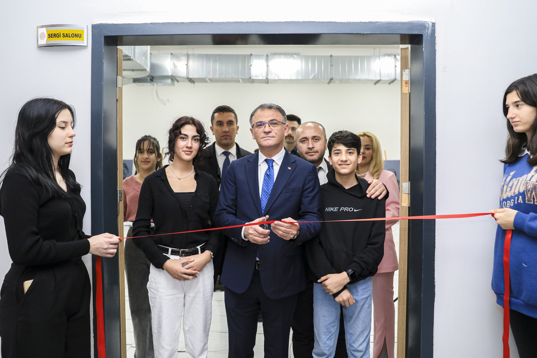 Van Güzel Sanatlar Lisesinde ‘Karanlığın Işığı’ sergisi açıldı