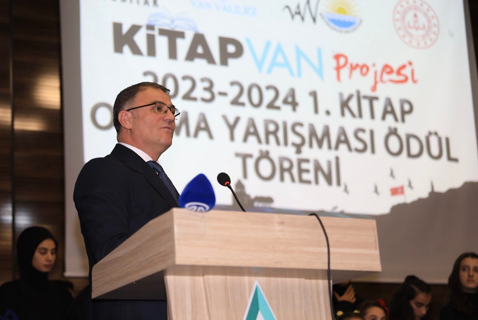 Van’da en çok kitap okuyan öğrenciler ödüllendirildi